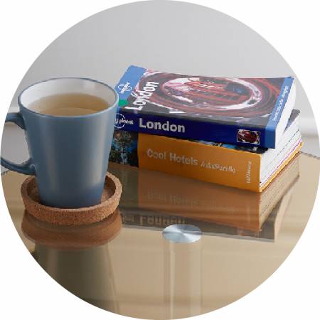 Tvrzená skleněná deska stolu.